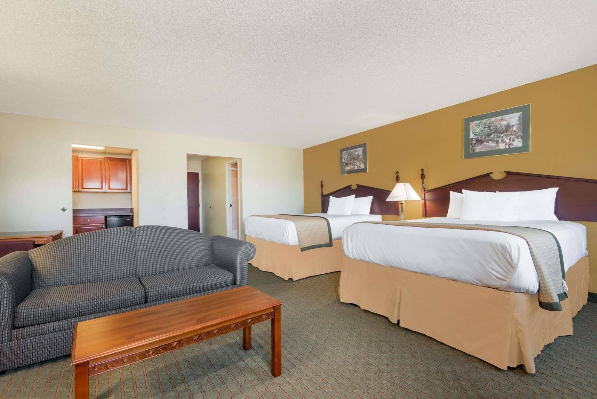 Days Inn By Wyndham Norton Exteriér fotografie