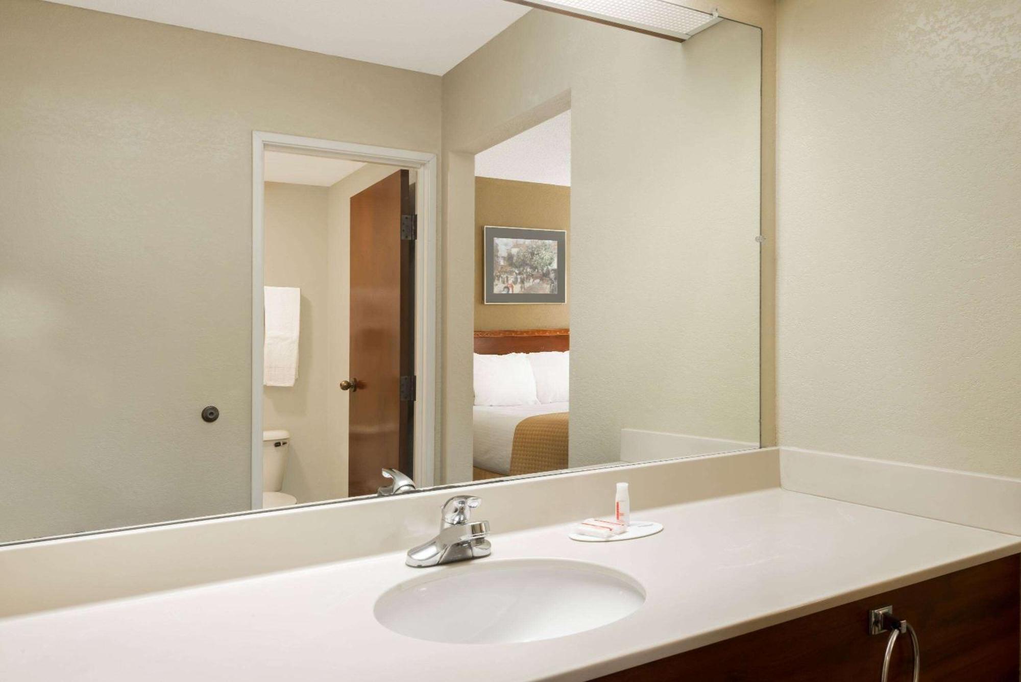 Days Inn By Wyndham Norton Exteriér fotografie